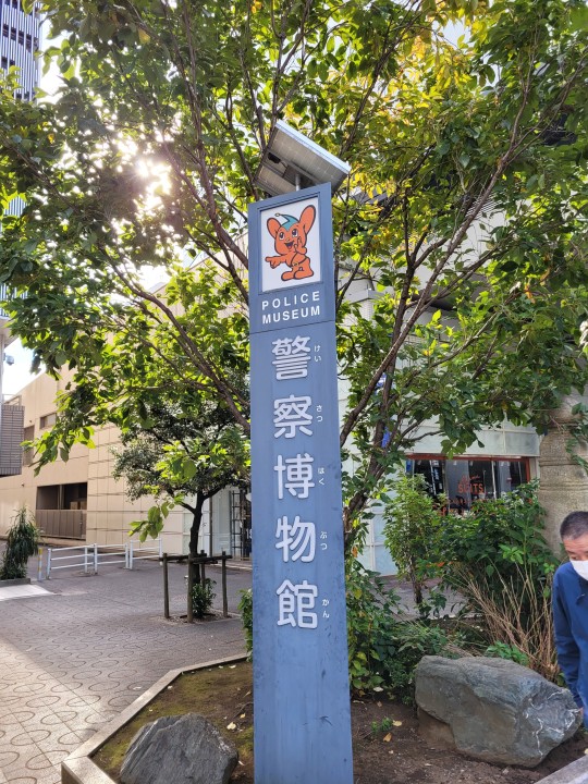 Merik magukat komolytalanul venni.