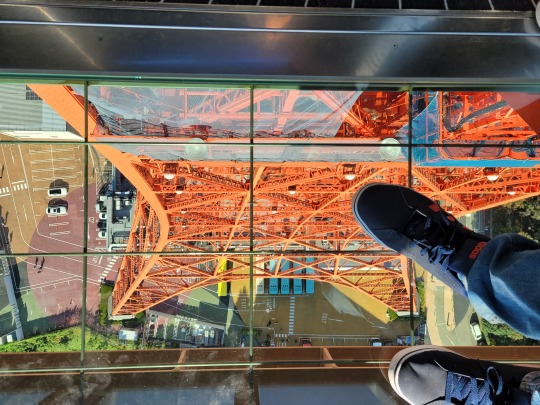 Lefelé a toronyból