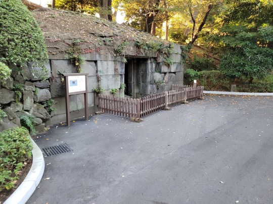 Bunker, aszfaltösvény